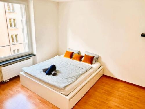 Postel nebo postele na pokoji v ubytování Central Zurich Flats with Balcony Hilda Self CheckIn