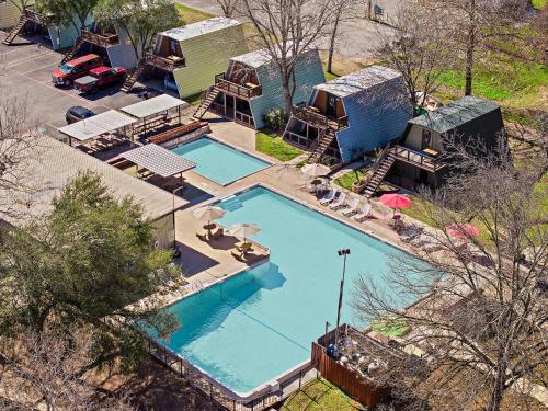an overhead view of a large swimming pool in a resort at Heidelberg Lodges in New Braunfels