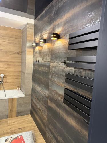 un baño con lavabo y ducha en Sapore Dream STUDIO 4, en Opole