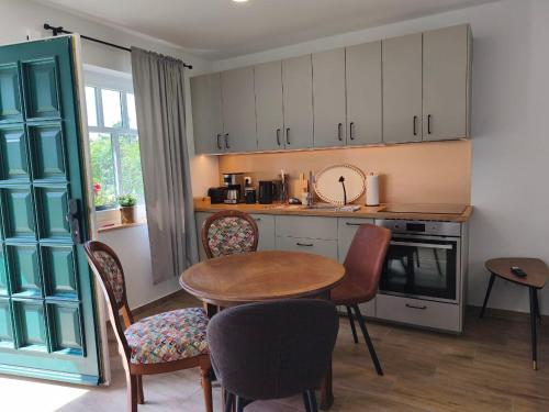 Dapur atau dapur kecil di Modernes Ferienhaus mit 4 separaten Appartements, je mit vollausgestatteter Küchenzeile und eigenem Bad, 2 Gehminuten zum Badesee, Garten, Grillplatz, Kinderspielbereich, Hunde sind willkommen