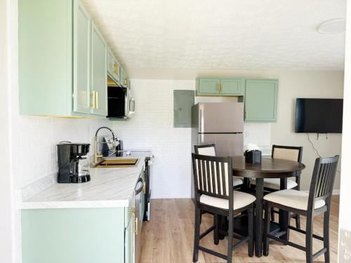 Una cocina con una mesa y sillas en una cocina. en 5th Street Retreat - KING 1BD-1BA Apt in Henderson, en Henderson