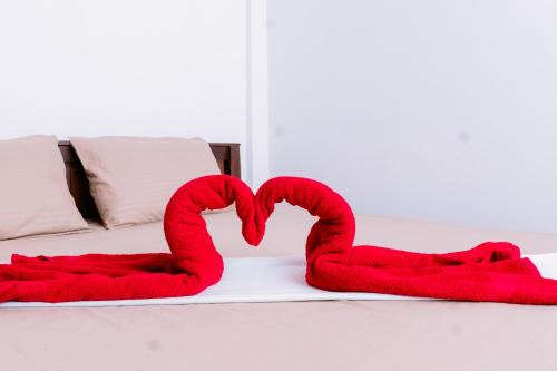 two red snakes forming a heart on a bed at Captains Cabins Arugambay in Arugam Bay