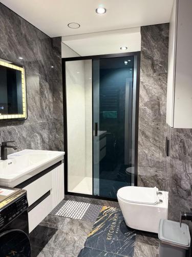 Et badeværelse på Piramit Tower New High-Tech Apartment