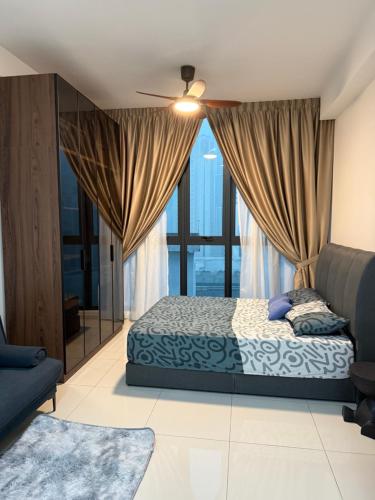 une chambre avec un lit et une grande fenêtre dans l'établissement Majestic Residence KLCC, à Kuala Lumpur