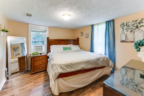 a bedroom with a bed and a dresser and a window at 6 Mi to Museum of Aviation Rural Kathleen Home in Bonaire