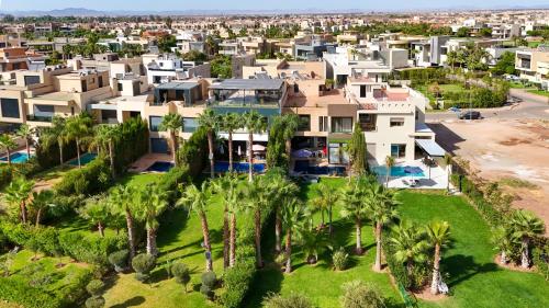 einen Luftblick auf ein großes Haus mit Palmen in der Unterkunft Villa Meraki in Marrakesch