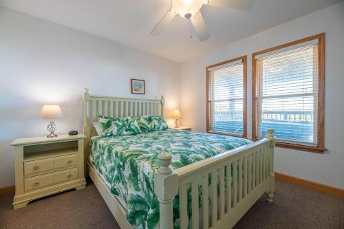 une chambre avec un lit blanc et une fenêtre dans l'établissement Carolina Cottage, à Kitty Hawk