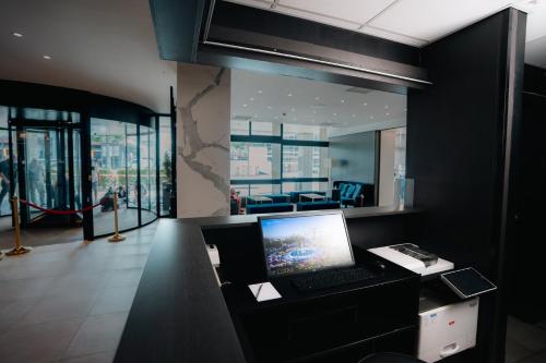 a office with a laptop computer on a desk at Crowne Plaza Zürich by IHG in Zürich