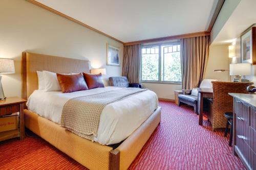 ein Hotelzimmer mit großem Bett und Schreibtisch in der Unterkunft PNW Paradise! Lodge Condo in Suncadia Resort in Cle Elum