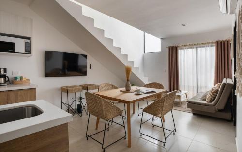 TV a/nebo společenská místnost v ubytování A residence with 4 bedrooms in a private community with a swimming pool