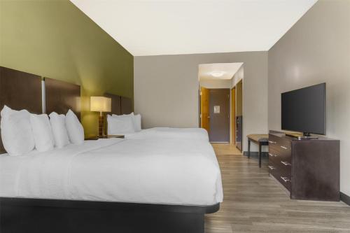 Best Western Plus Franciscan Square Inn & Suites Steubenvilleにあるベッド