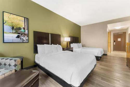 Best Western Plus Franciscan Square Inn & Suites Steubenvilleにあるベッド