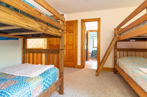 Postel nebo postele na pokoji v ubytování Carotank Clubhouse