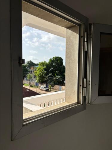una ventana abierta con vistas a la calle en Cocoon à Ziguinchor, en Ziguinchor