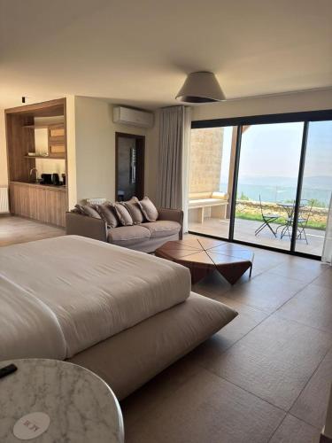 um quarto com uma cama, um sofá e uma mesa em KCOR Hotels em Ḩārat at Taḩtā