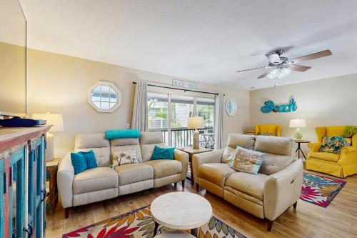 een woonkamer met twee banken en een tafel bij Seashell 20 in Clearwater Beach
