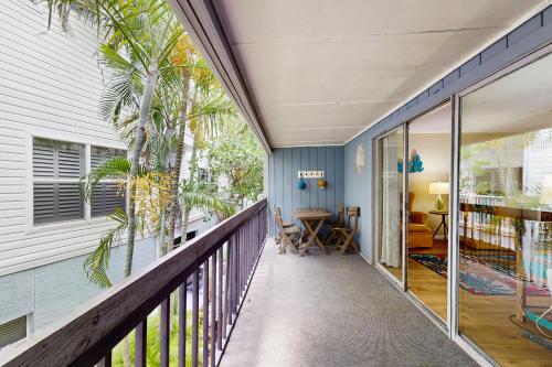 een balkon met uitzicht op een huis bij Seashell 20 in Clearwater Beach