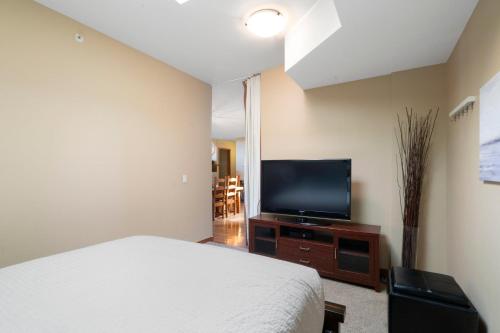 TV a/nebo společenská místnost v ubytování Cascade Penthouse by Canadian Rockies Vacation Rentals