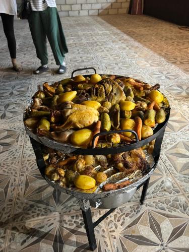 un montón de comida encima de una parrilla en DESERT ROSE lUXURY CAMP, en Wadi Rum