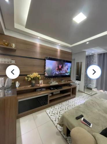 a living room with a flat screen tv on a wall at Apartamento no centro de Hortolândia e a 5 minutos de Sumaré in Hortolândia