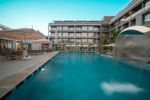 Prive Side Suite & Spa hotelの敷地内または近くにあるプール