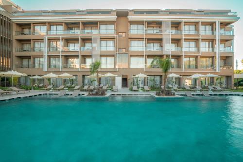 Prive Side Suite & Spa hotelの敷地内または近くにあるプール