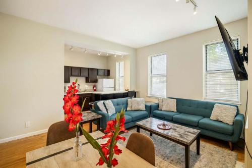 Fotografie z fotogalerie ubytování Stylish 2BR Apartment with Private Balcony near Soulard v destinaci Soulard