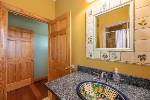 Southern ShoresにあるK2006 Castle in the Sand - Oceanfront, Pool, Hot Tub, Media Room, Elevator, Your Luxury Getawayの洗面台と鏡のあるバスルーム