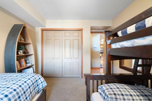 Postel nebo postele na pokoji v ubytování Cascade Penthouse by Canadian Rockies Vacation Rentals