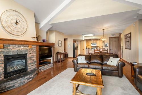 Posezení v ubytování Cascade Penthouse by Canadian Rockies Vacation Rentals