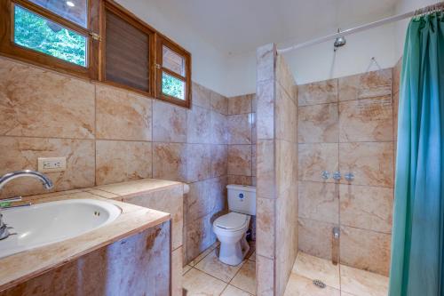 a bathroom with a toilet and a sink and a shower at El Sabanero Eco Lodge in San Francisco