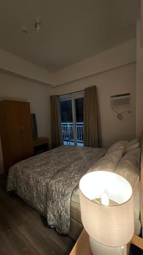 a hotel room with a bed and a window at Isla Descansa in Pusok