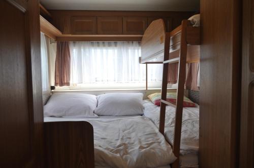 Postel nebo postele na pokoji v ubytování Caravans Magda