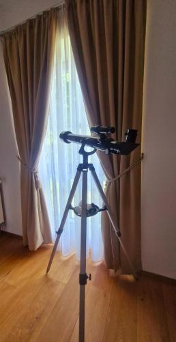 a tripod in front of a window with curtains at Ferienwohnung am Bühl in Cham