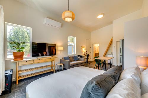 パークシティにあるSki, Hike and Bike Modern Park City Studioのベッド、テレビ、ソファのある寝室