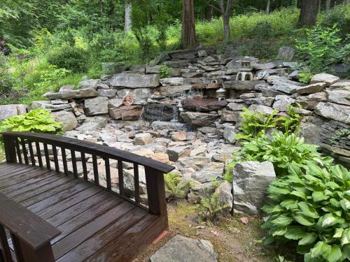 Zahrada ubytování Stone Leaf Farm Private Nature Retreat with Pool, Waterfalls, Orchards & Gardens