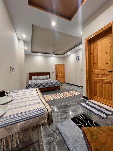 Una cama o camas en una habitación de Sarai Abbottabad