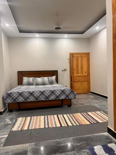 Una cama o camas en una habitación de Sarai Abbottabad