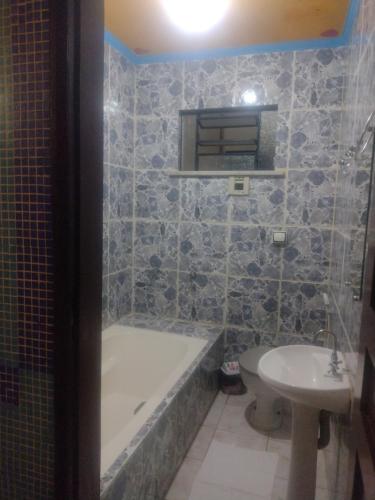 un bagno con vasca, WC e lavandino di Pousada Devaneios ad Ananindeua