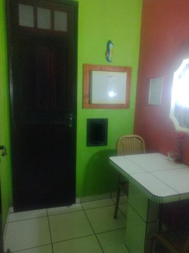 una stanza con una porta nera e una parete verde di Pousada Devaneios ad Ananindeua