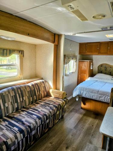 Кровать или кровати в номере Fundy Spray Campground