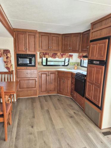 Кухня или мини-кухня в Fundy Spray Campground
