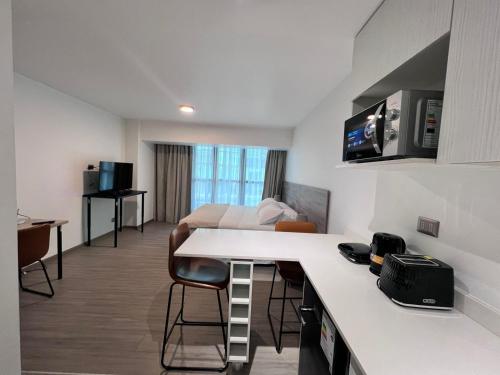 Televisyen dan/atau pusat hiburan di Urban Suites Apart Hotel