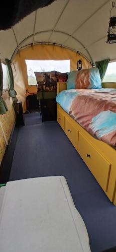 a room with two beds in a tent at Pipowagen bij Sneek in Hommerts