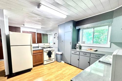 Köök või kööginurk majutusasutuses Emerald Cove Cottage-3 bd, 2 ba-Sleeps 10