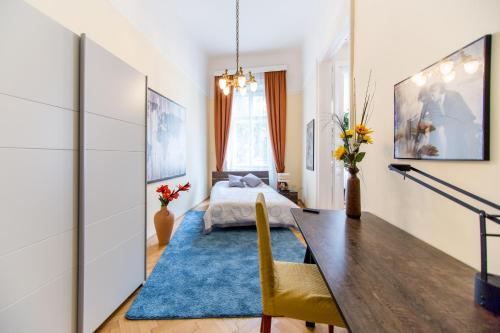 een slaapkamer met een tafel en een bed erin bij Elegant & Stylish Apartment city center in Boedapest