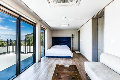 Ένα ή περισσότερα κρεβάτια σε δωμάτιο στο Goraesu Pension