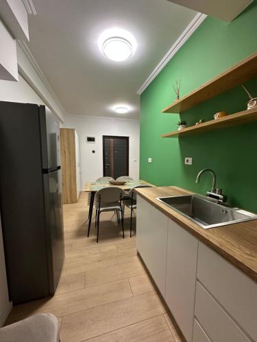 Kuchyň nebo kuchyňský kout v ubytování Papa's Apartment