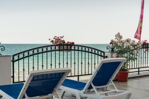 zwei Stühle auf einem Balkon mit Blick auf den Ozean in der Unterkunft 55 Perla Collective in Nessebar