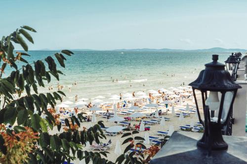 Ein Strand mit einem Haufen Leute im Wasser. in der Unterkunft 55 Perla Collective in Nessebar